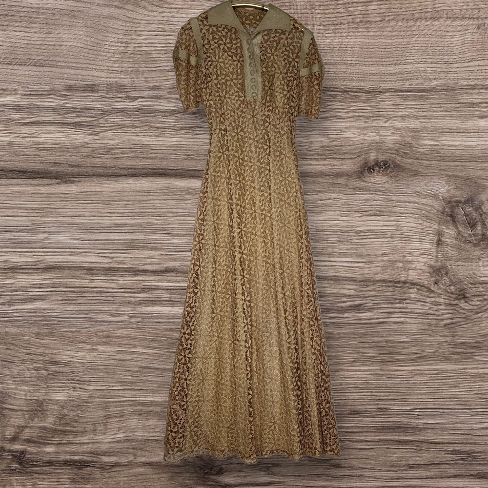Vintage Charm: 1930s Ecru Lace Wedding Dress